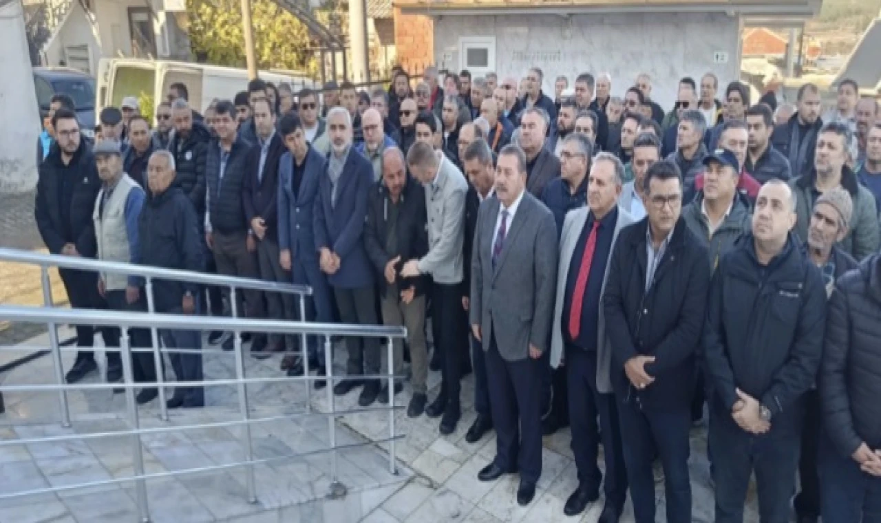 İlçe Gençlik ve Spor Müdürü Durmuş Tayfun Uslu, Babasını Kendi Elleriy­le Toprağa Verdi”