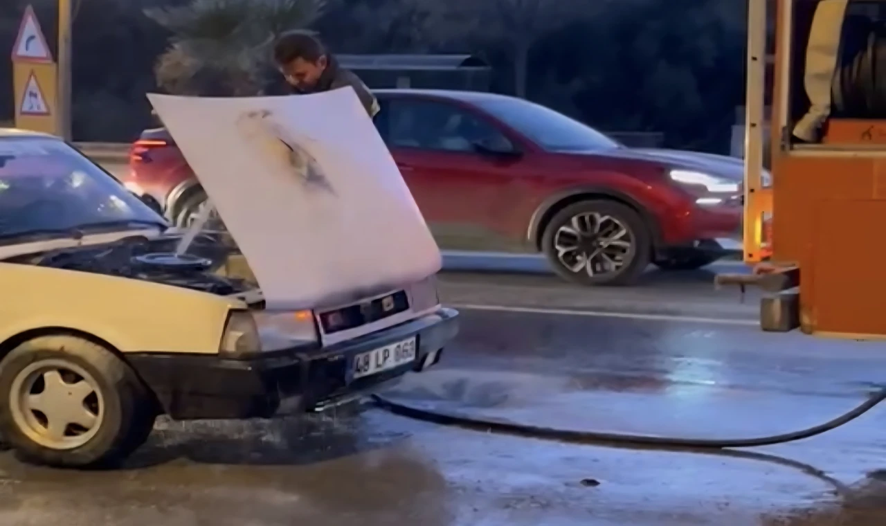 Milas’ta Seyir Halindeki Araçtan Yükselen Duman Panik Yarattı