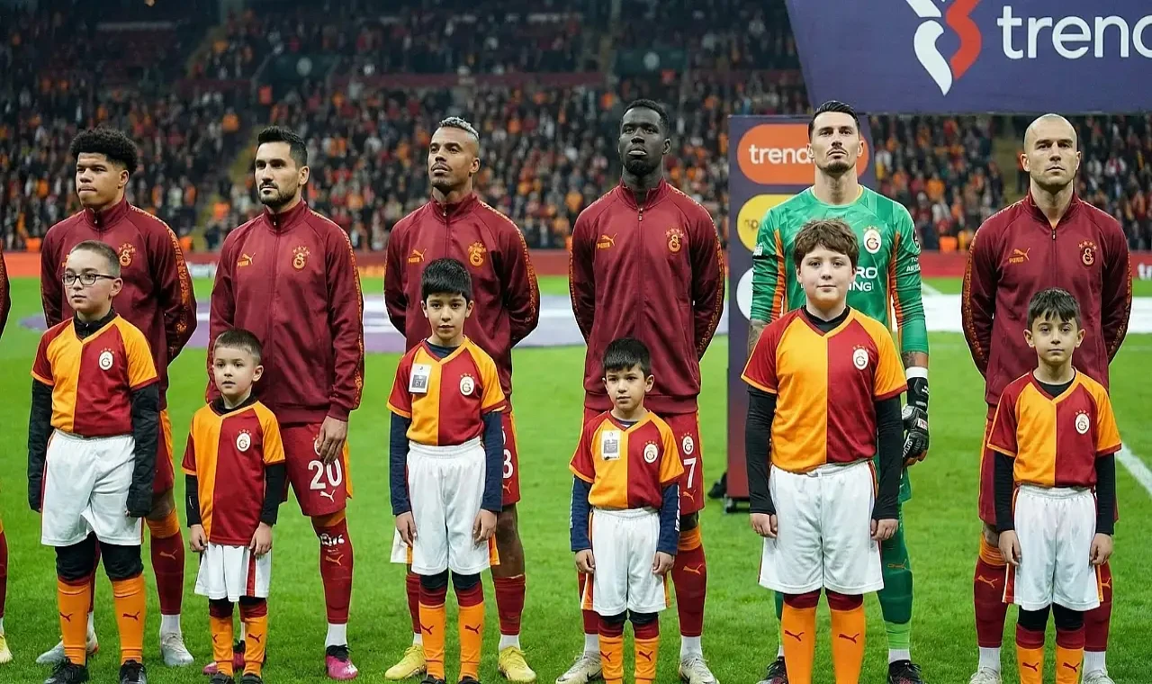 Milas'tan Galatasaray'a Uzanan Vefa: Milaslı Şehit Emrah Kuran'ın Çocukları Seramoniye Çıktı