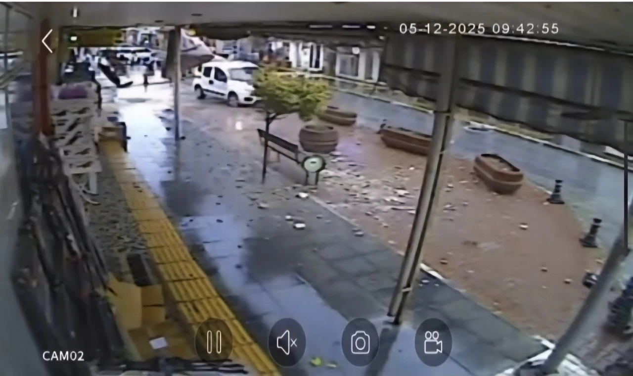 Saniyelerle Faciadan Dönüldü: Çatı Sıvası Bankın Üstüne Düştü