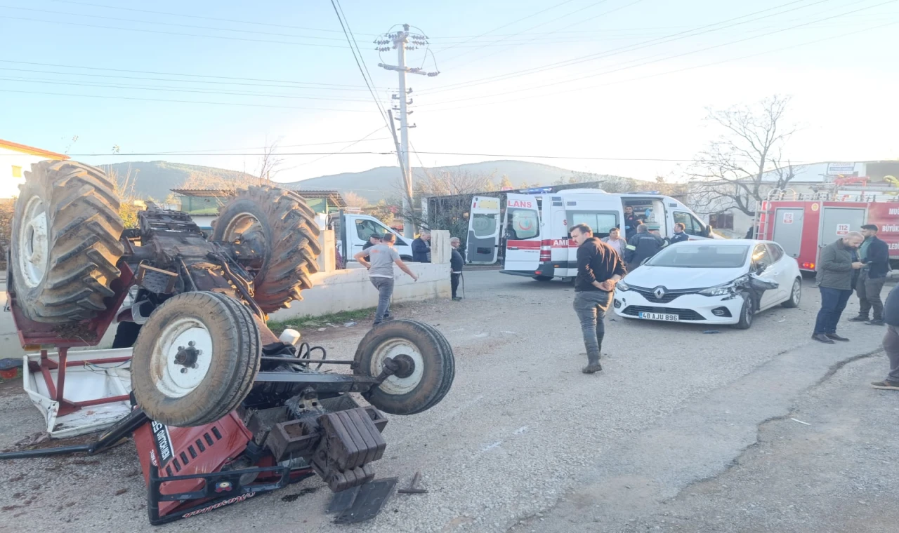 Traktör ve Otomobil Çarpıştı: 2 Yaralı