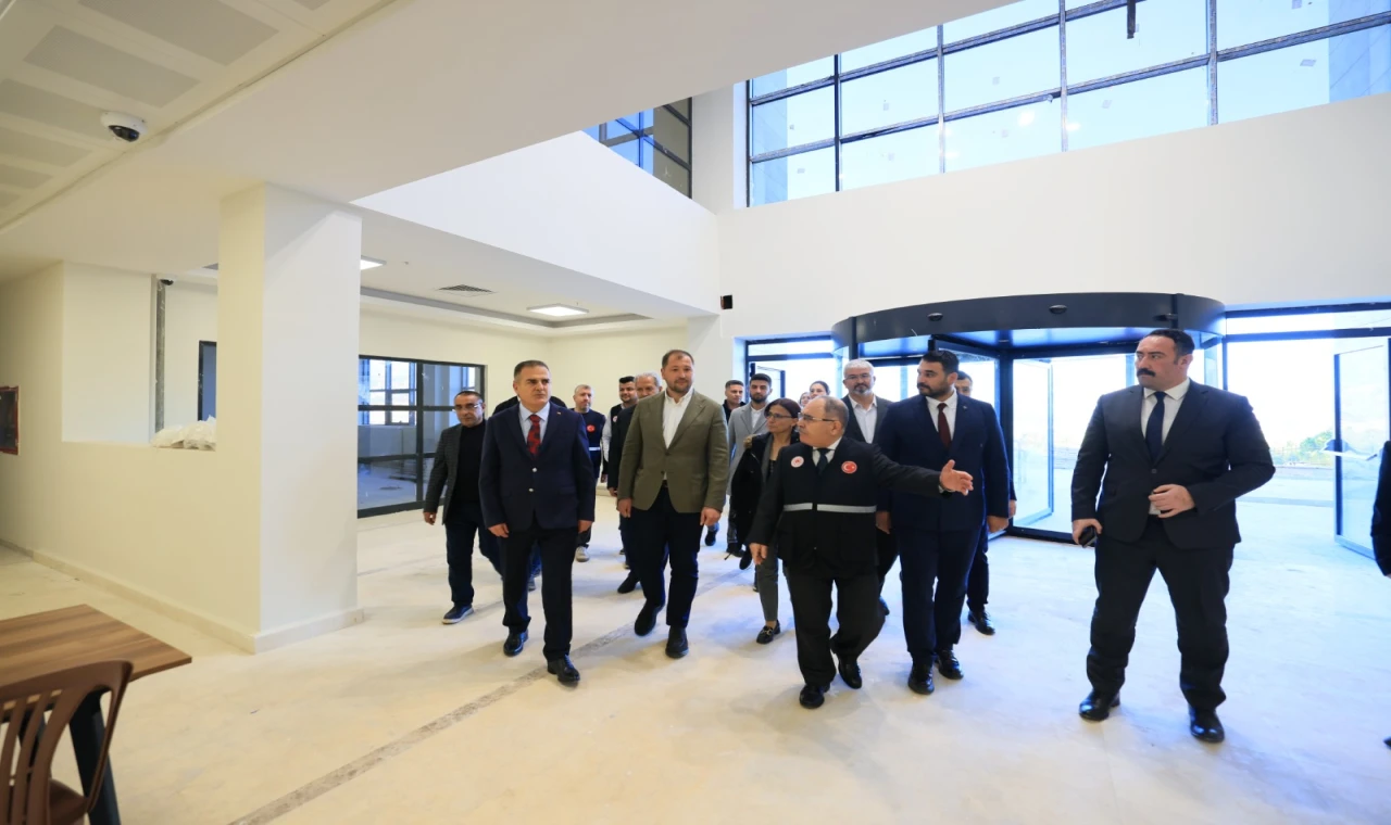 Vali Dr. İdris Akbıyık, Yeni Çevre Dostu Hizmet Binasında İncelemelerde Bulundu