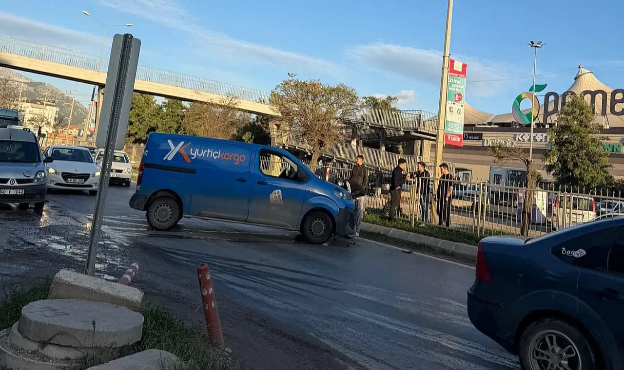 Milas 23 Nisan Bulvarı'nda Kaza: Geri Manevra Yapan Araca Motosiklet Çarptı