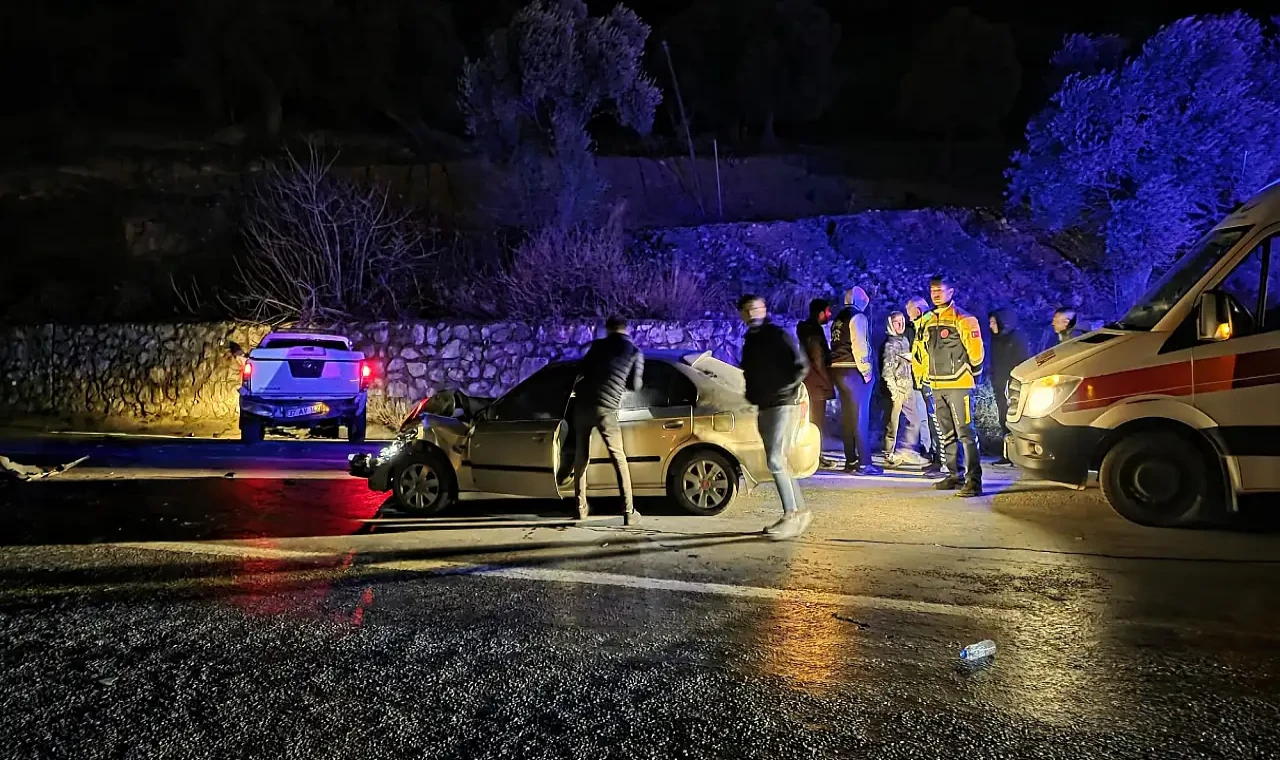 Milas’ta Tehlike Saçan Kavşakta Bir Kaza Daha: Araçlar Hurdaya Döndü, 1 Yaralı