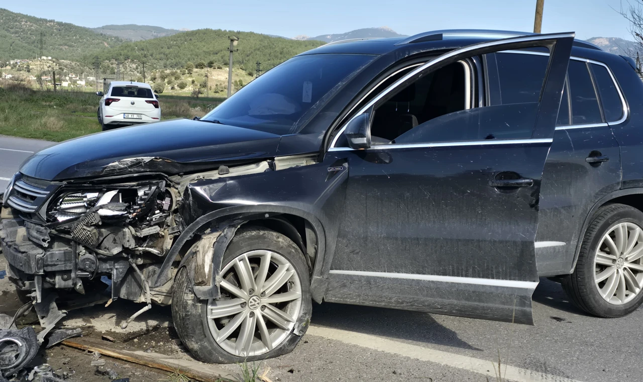 Milas'ta Trafik Kazası: Tabelaya Çarpan Otomobilin Sürücüsü Yaralandı