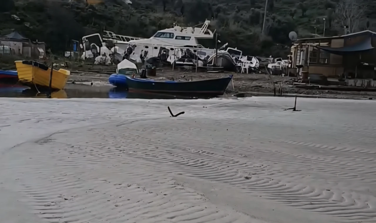 Yağmur ve Poyraz Sonrası Güllük Dalyan’da Medcezir: Tekneler Karaya Oturdu