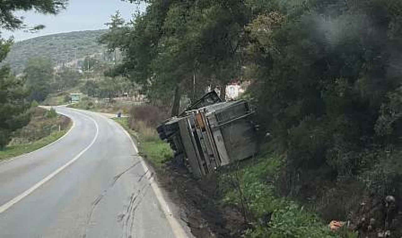 Milas'ta Kontrolden Çıkan Tır Şarampole Devrildi