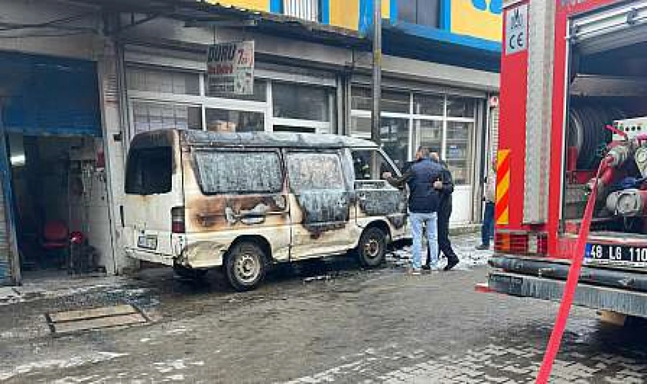 Milas sanayide panelvan araç alev alev yandı