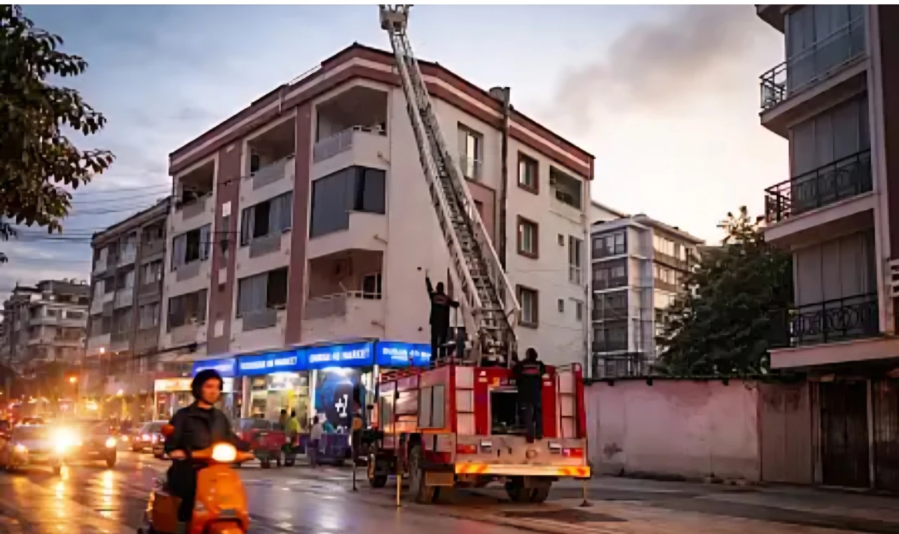 Milas'ta apartmanda yangın paniği: Baca alev aldı