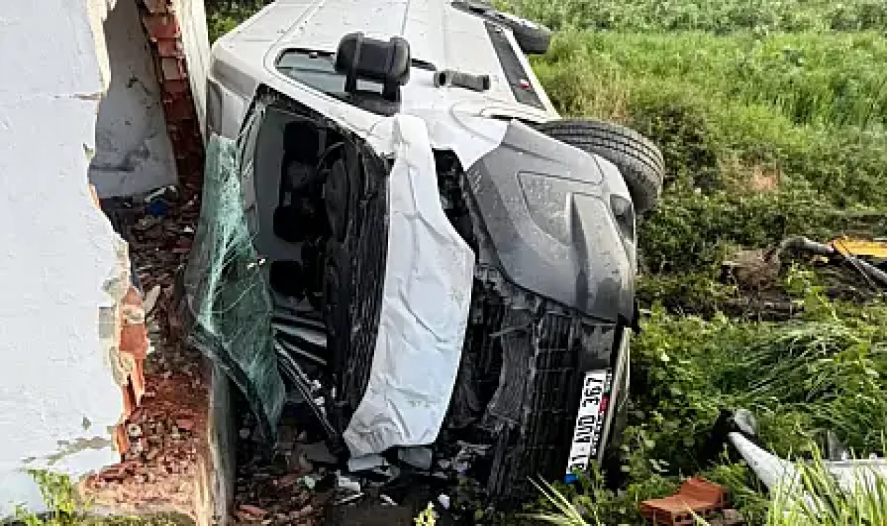 Milas'ta feci kaza: Araç duvara çarptı, 1'i ağır 2 yaralı