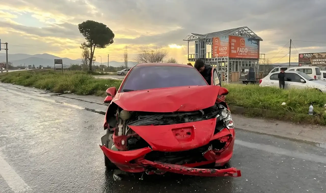 Milas'ta Feci Kaza: Kavşakta iki otomobil çarpıştı: 4 kişi yaralandı