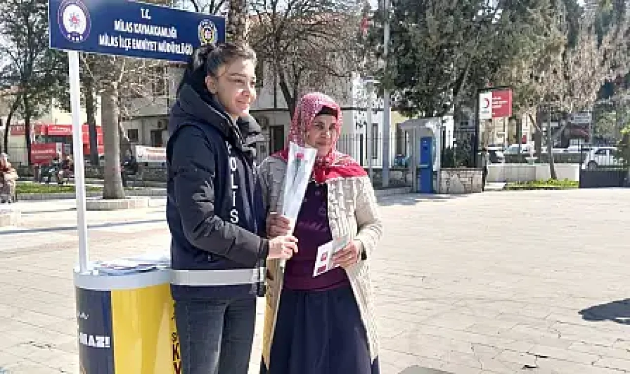 Milas'ta kadınlara karanfil, vatandaşlara güvenlik uyarısı