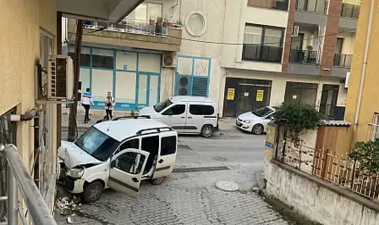 Milas'ta otomobil duvara çarptı: 4 yaralı