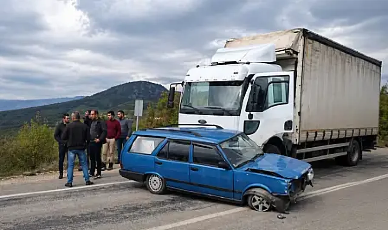 Boğa Yokuşu'nda kamyon ile otomobil çarpıştı