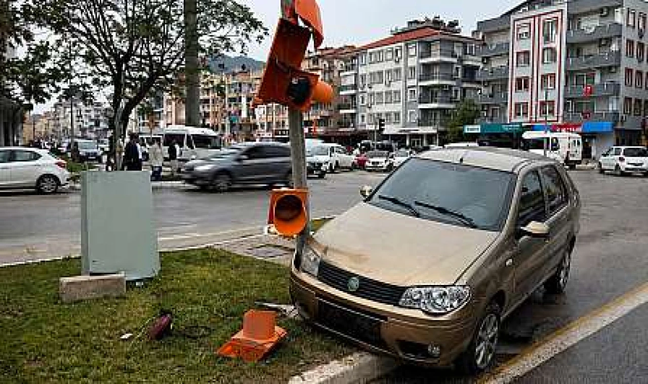 Kavşakta çarpıştılar, araç trafik lambasına saplandı