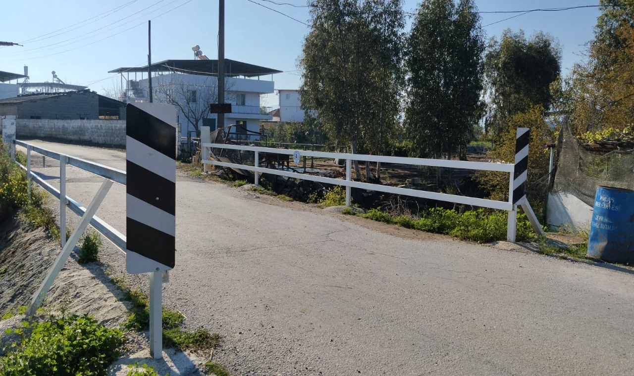 MİLAS BELEDİYESİ İLÇE GENELİNDE KORKULUK VE SOSYAL ALAN YENİLEME ÇALIŞMALARI GERÇEKLEŞTİRDİ