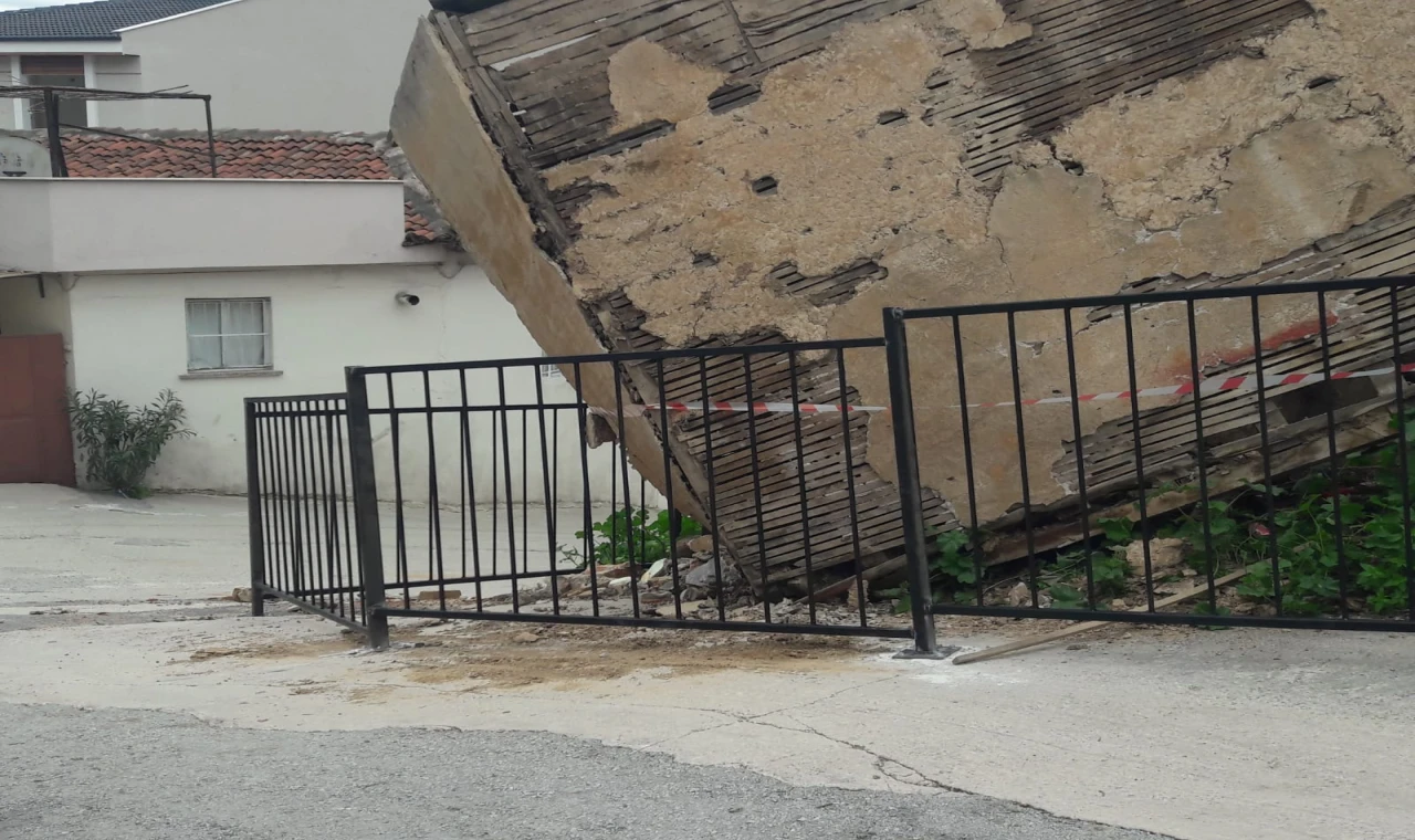 MİLAS BELEDİYESİ’NDEN METRUK BİNALARDA KORKULUK ÖNLEMİ