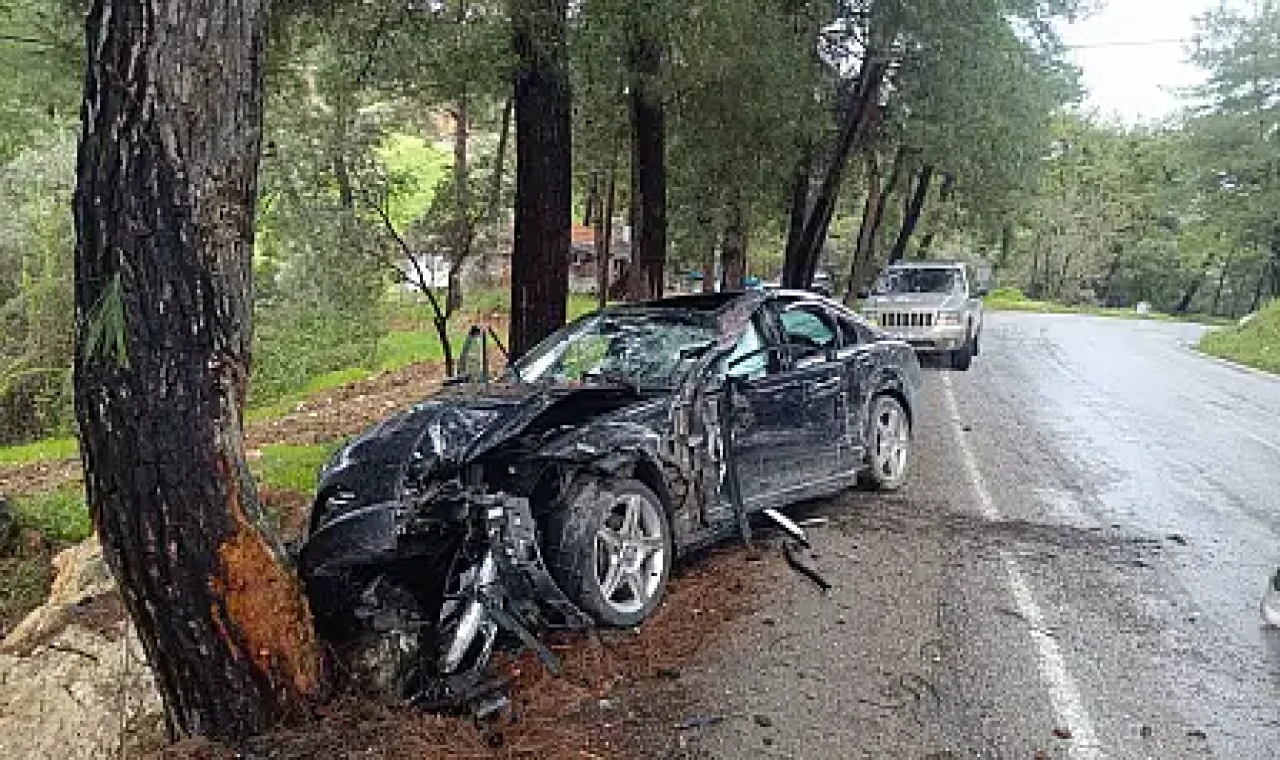 Milas Ören Karayolunda Kontrolden Çıkan Araç Çam Ağacına Çarptı: 2 Yaralı