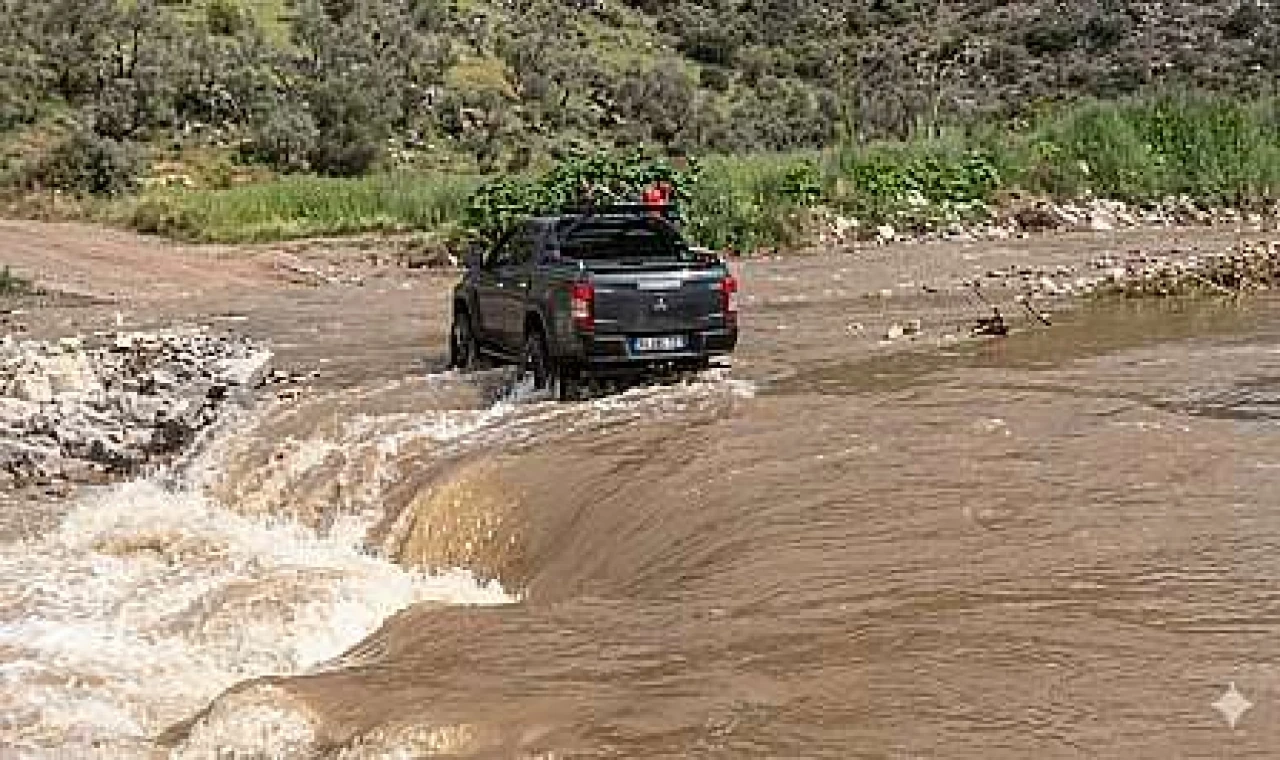 Milas Sarıçay'da sel tehlikesi: İki vatandaş son anda kurtuldu