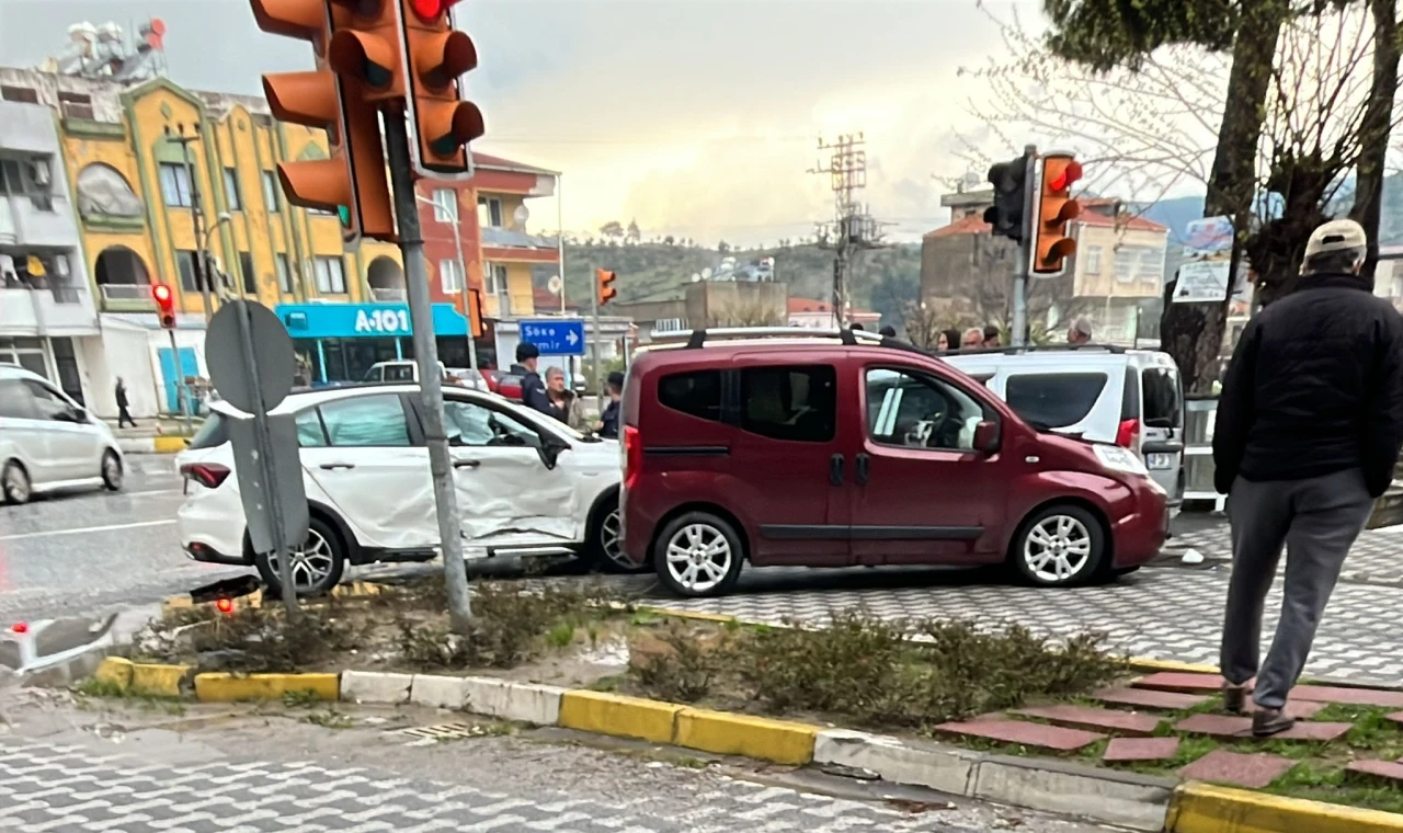 Milas-Söke karayolunda üç araçlı trafik kazası: 6 yaralı