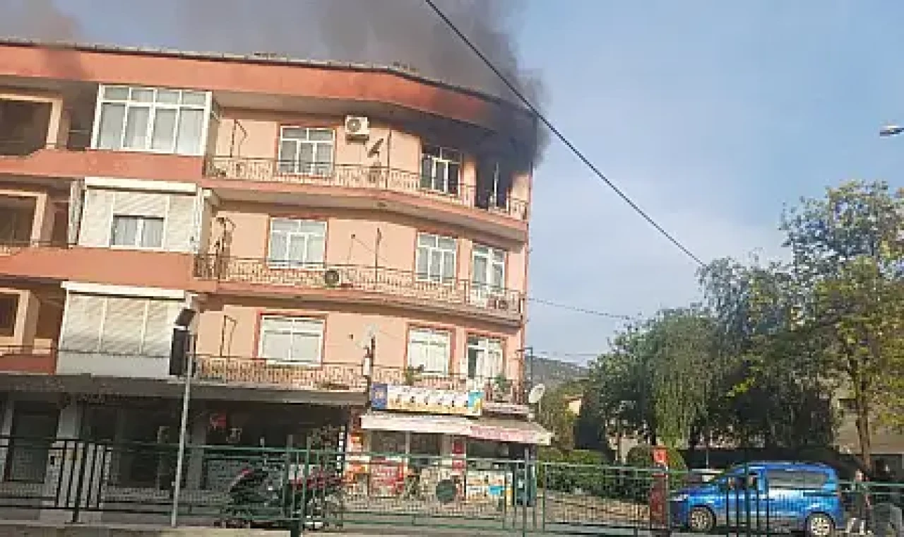 Milas'ta apartman dairesinde yangın paniği