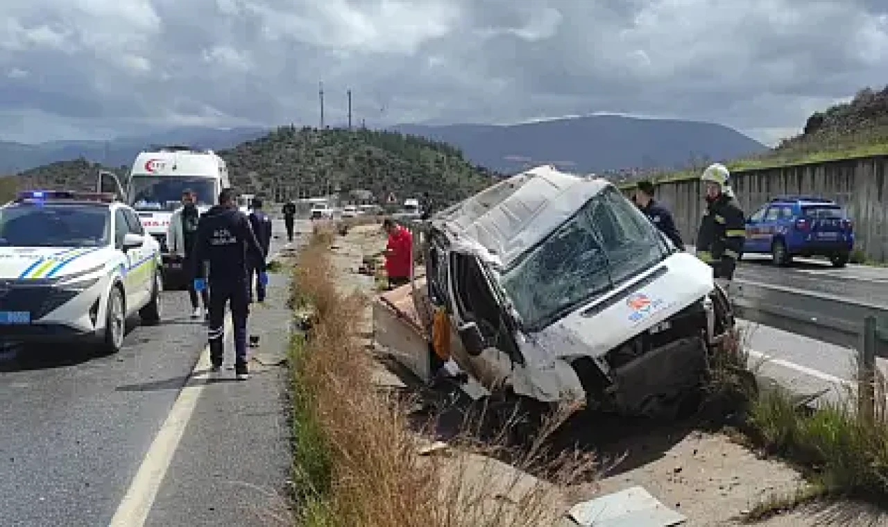 Milas'ta Kaygan Yolda Kaza: Kamyonet Orta Refüje Takla Attı, 1 Kişi Yaralandı