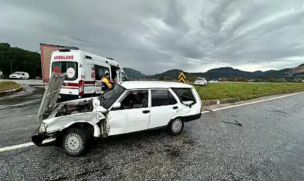 Milas'ta Ofis Kavşağı'nda kaza: 2 yaralı