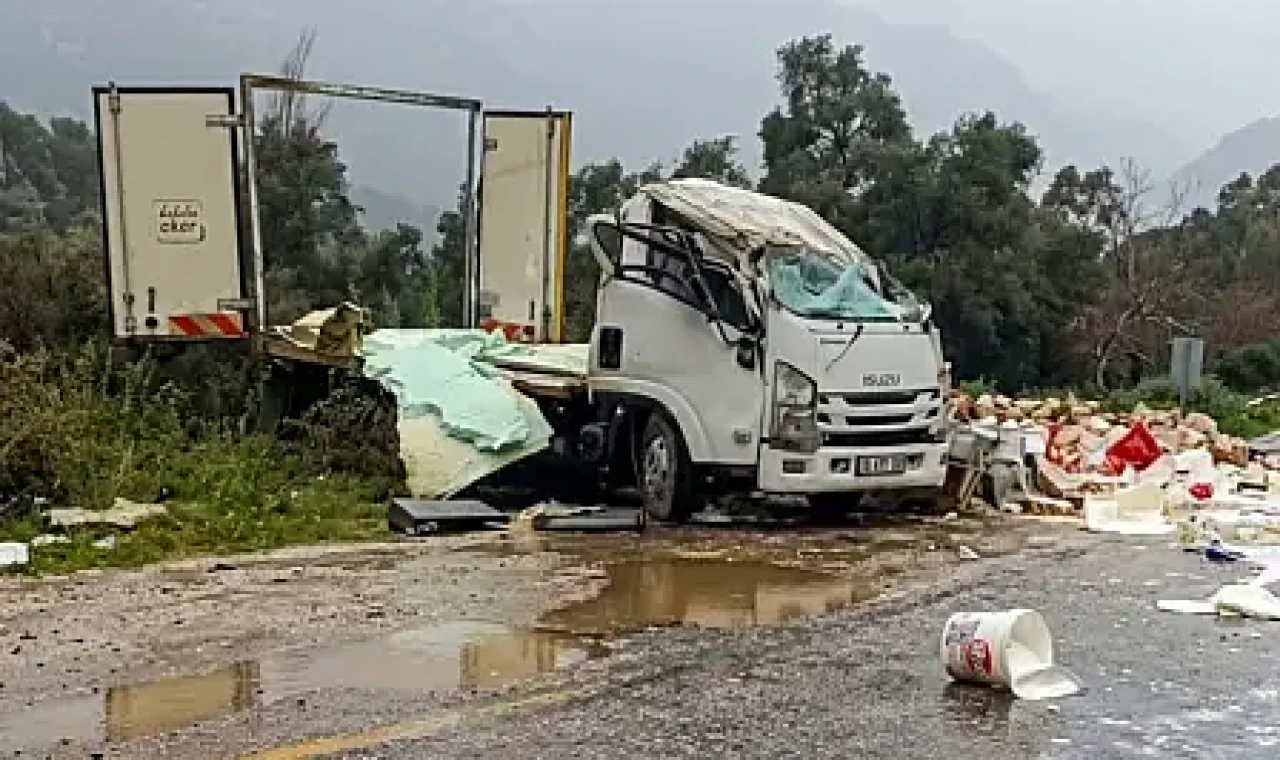 Milas'ta yoğurt yüklü kamyon kaza yaptı 2 kişi yaralandı