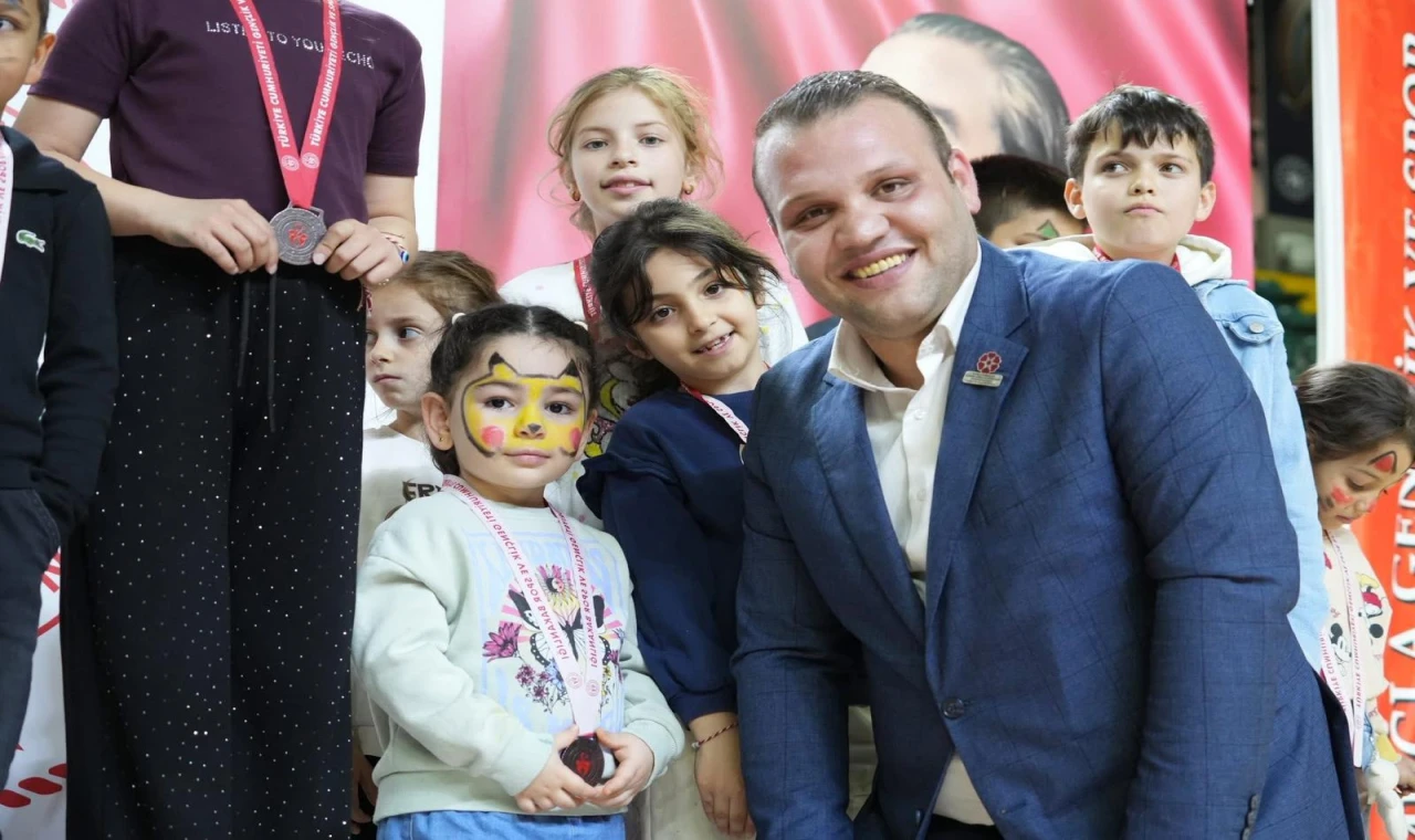 Muğla’da Romanlar Günü Menteşe’de Dev Bir Buluşmaya Sahne Oldu: 8 Nisan Coşkusu Salonlara Sığmadı