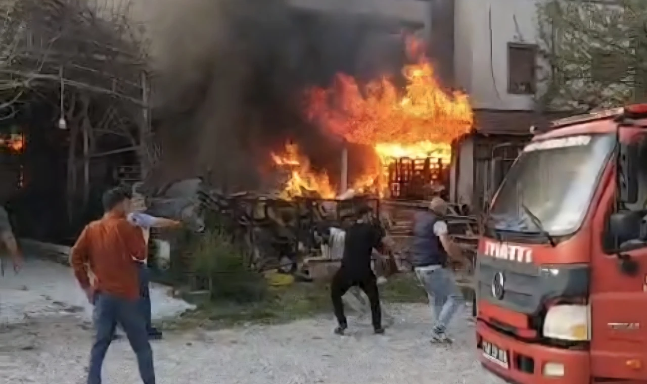 Ören Mahallesi Yalı Caddesi’nde  İş Yerinin Deposunda Yangın Çıktı.