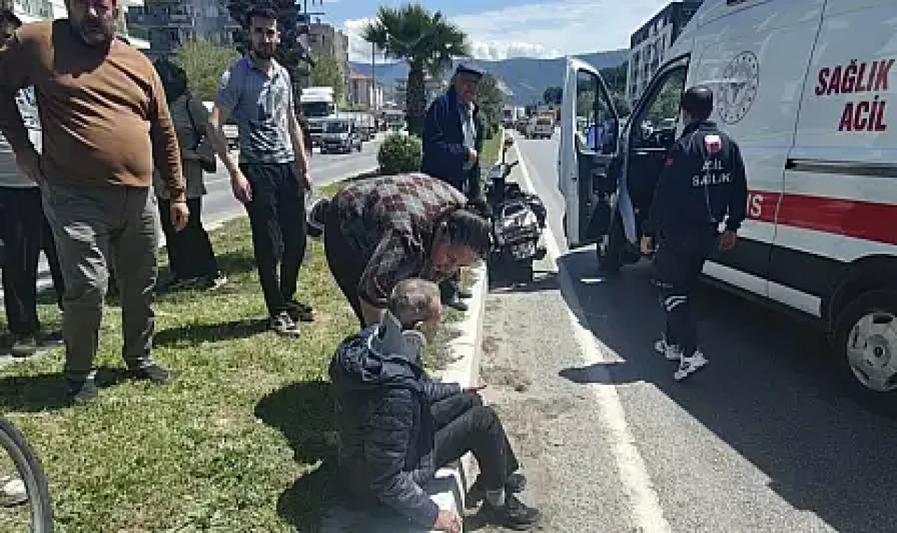 Orta refüjden geçmek istedi, otomobil çarptı: 1 yaralı