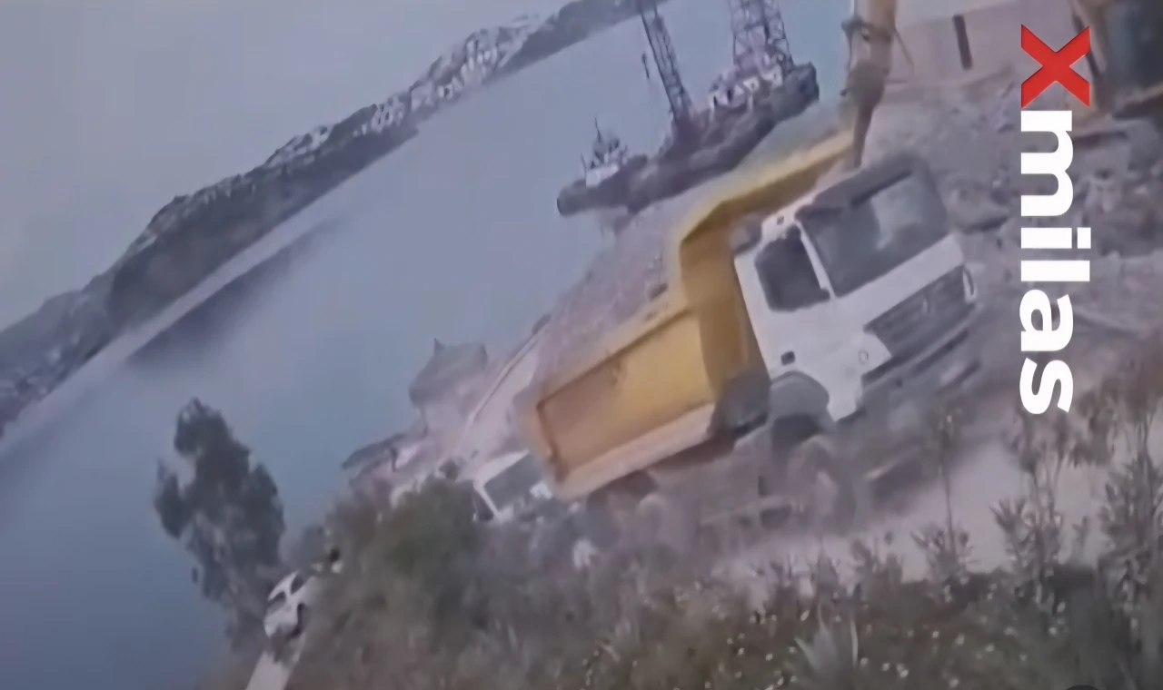 Bodrum'da Şantiyede Kaza: Kamyon Denize Düştü
