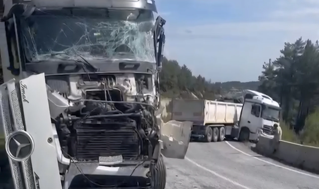 Milas-Labranda Yolunda İki Maden Tırı Çarpıştı: Yol Trafiğe Kapandı