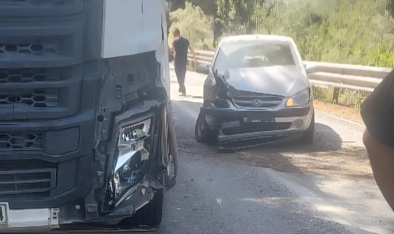 Milas-Ören Karayolu’nda Kamyon ile Otomobil Çarpıştı