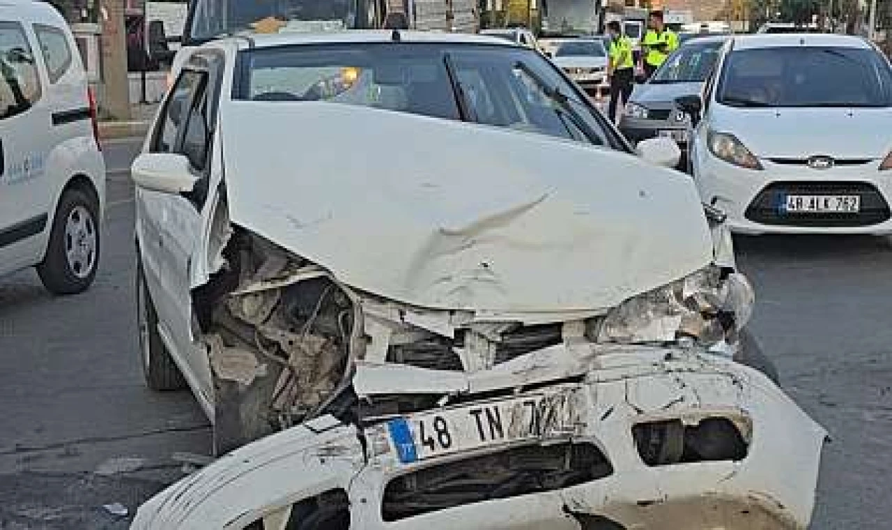 Milas'ta Adliye Kavşağında Kaza: 5 Yaralı