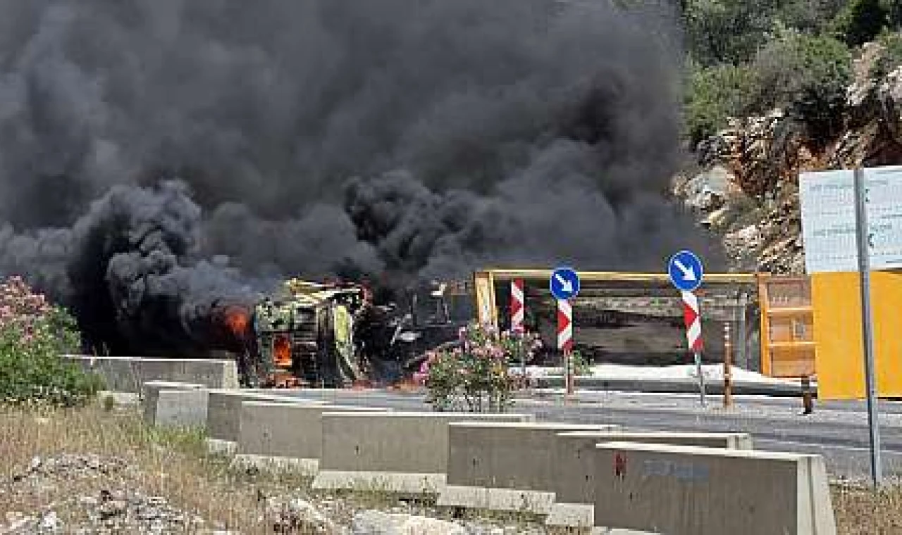 Milas'ta frenleri patlayan tır alev alev yandı