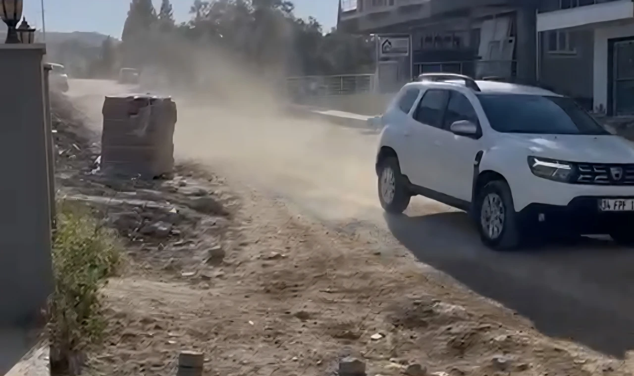 Güneş Mahallesi’nde Toz İsyanı: Yakamoz ve Ozan Caddesi Sakinleri Çözüm Bekliyor
