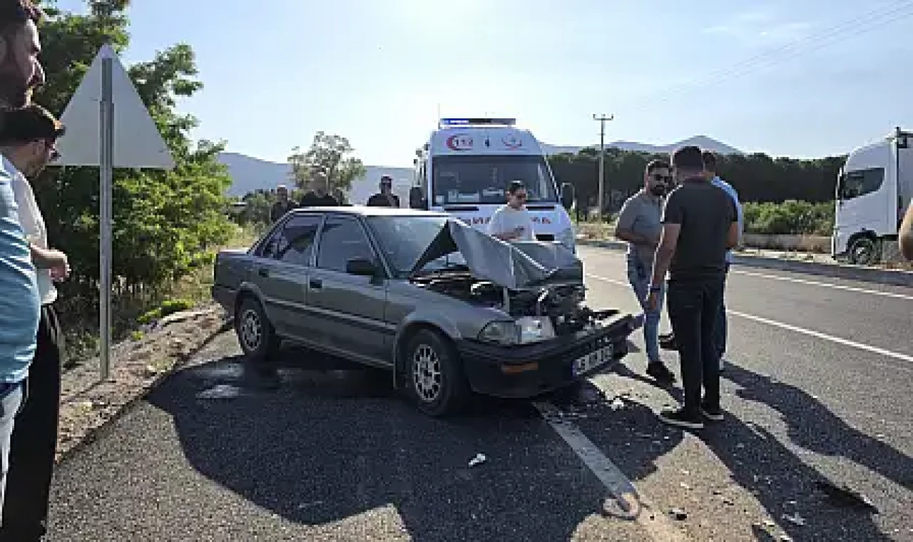 Milas'ta Su Tankerine Arkadan Çarpan Otomobil Hurdaya Döndü: 1 Yaralı