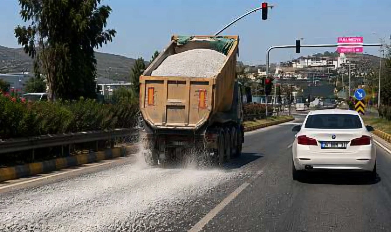 Milas Bodrum Karayolu'nda Tehlikeli Anlar: Damperi Açık Kamyon Yola Mıcır Döktü