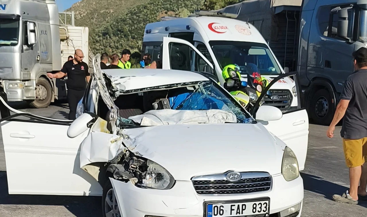 Milas'ta TIR'a Arkadan Çarpan Otomobil Hurdaya Döndü: 1'i Ağır 2 Yaralı!