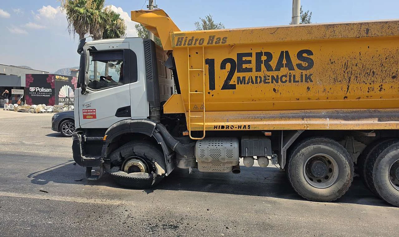 Milas'ta Seyir Halindeki Kamyonun Lastiği Patladı: Facianın Eşiğinden Dönüldü