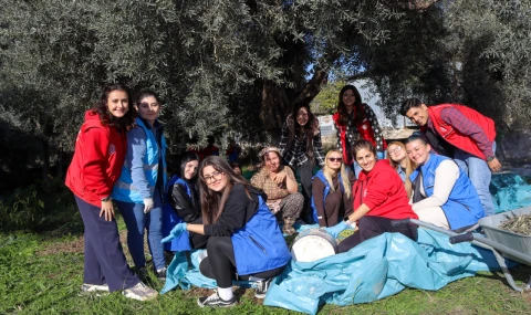 Milas Gençlik Merkezi’nden Çamovalı Saz İlkokulu’nda “Zeytin Hasat Şenliği”