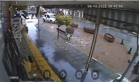 Saniyelerle Faciadan Dönüldü: Çatı Sıvası Bankın Üstüne Düştü