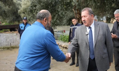 BAŞKAN FEVZİ TOPUZ’DAN EVİ YANAN AİLEYE KONTEYNER VE EV TADİLATI SÖZÜ…