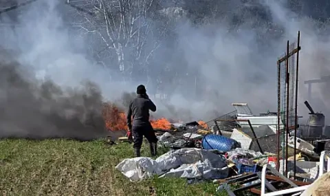 Milas'ta Korkutan Yangın: Hurdalık ve Dam Alevlere Teslim Oldu