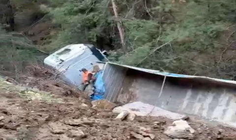 Milas'ta Korkutan Kaza: Ormanlık alana devrilen TIR'da sürücü sıkıştı, ekipler kurtardı