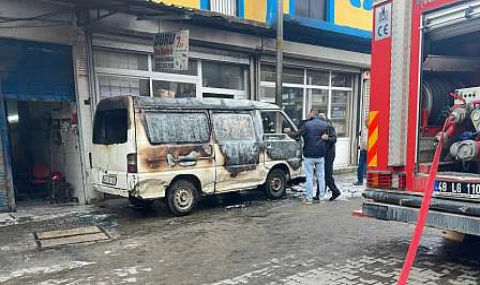 Milas sanayide panelvan araç alev alev yandı