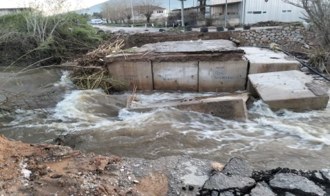 Milas’ta Aşırı Yağış Köprüyü Çökertti, Ulaşım Aksadı