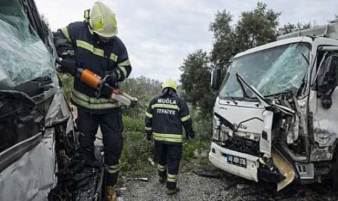 Milas'ta kamyonetler çarpıştı: 2 kişi araçta sıkıştı