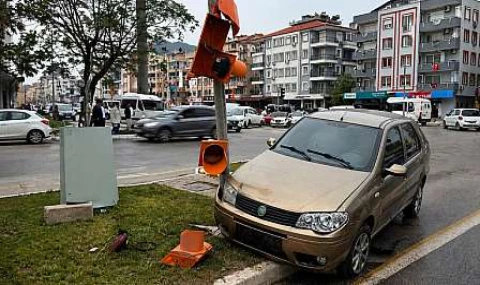 Kavşakta çarpıştılar, araç trafik lambasına saplandı